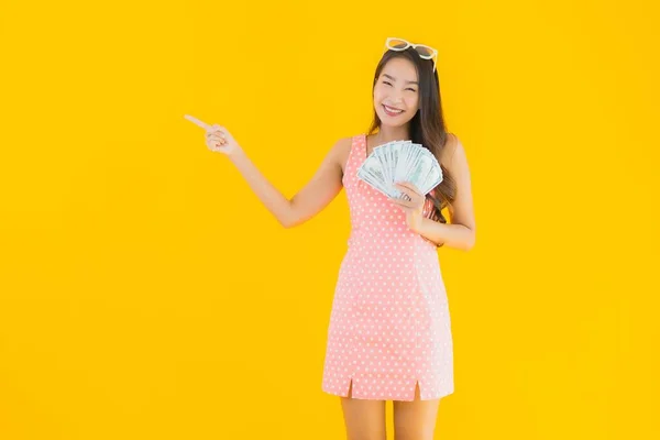 Porträtt Vacker Ung Asiatisk Kvinna Visa Hel Del Pengar Och — Stockfoto