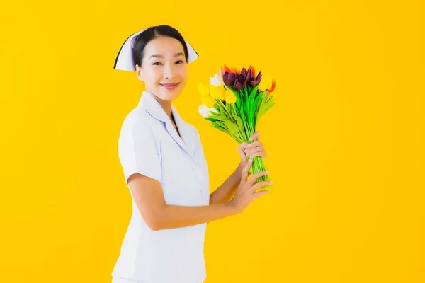 Retrato Hermosa Joven Asiática Mujer Tailandesa Enfermera Con Flor Amarillo — Foto de Stock