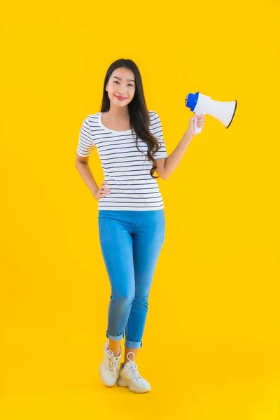 Portret Mooi Jong Aziatisch Vrouw Gebruik Megafoon Voor Contact Spreken — Stockfoto