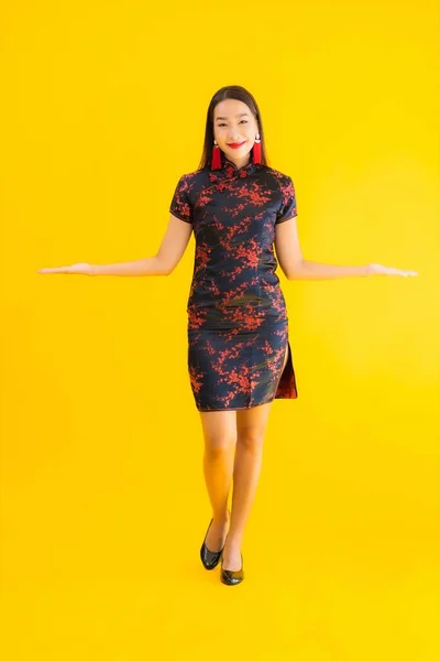 Retrato Bonito Jovem Asiático Mulher Desgaste Chinês Vestido Com Ação — Fotografia de Stock