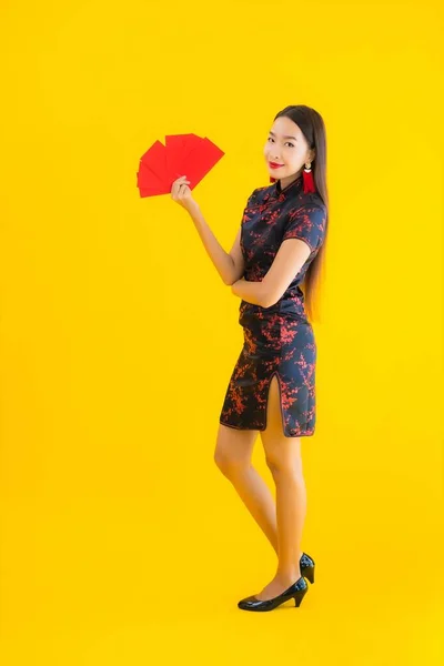 Güzel Bir Asyalı Kadın Portresi Ang Pao Ile Çin Elbisesi — Stok fotoğraf