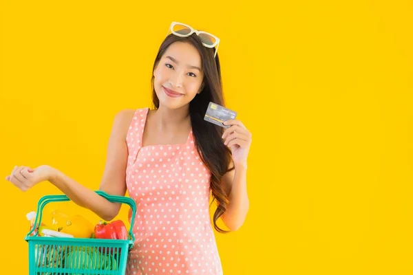 Retrato Hermosa Joven Asiática Mujer Con Supermercado Cesta Compras Supermercado — Foto de Stock