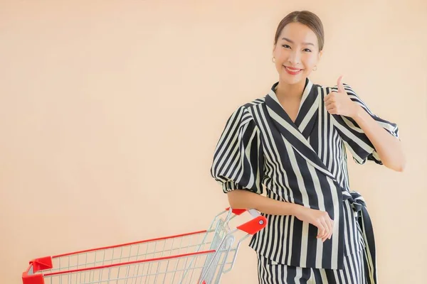 Retrato Hermosa Joven Asiática Mujer Con Carrito Compra Comestibles — Foto de Stock