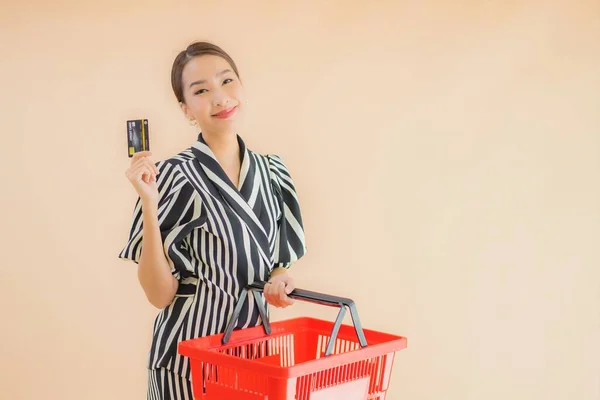 Retrato Hermosa Joven Asiática Mujer Con Cesta Compra Comestibles Supermercado — Foto de Stock