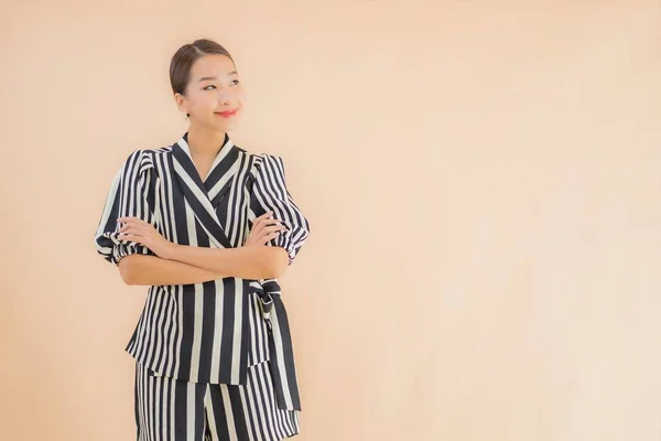 Retrato Hermosa Joven Asiática Mujer Sonrisa Feliz Marrón Aislado Fondo — Foto de Stock