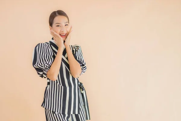 Retrato Bonito Jovem Asiático Mulher Sorriso Feliz Marrom Isolado Fundo — Fotografia de Stock