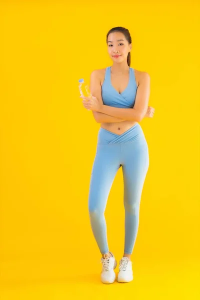 Retrato Hermosa Joven Asiática Mujer Con Botella Agua Amarillo Aislado — Foto de Stock