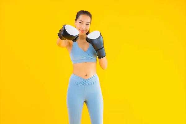 Retrato Bonito Jovem Asiático Mulher Desgaste Sportwear Com Boxe Amarelo — Fotografia de Stock