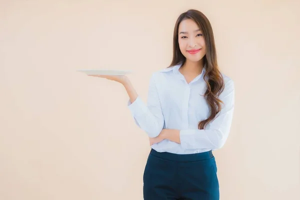 천연색 배경에 접시나 접시가 아름다운 아시아 여자의 — 스톡 사진
