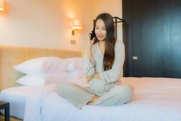 Πορτρέτο Όμορφη Νεαρή Ασιατική Γυναίκα Στο Κρεβάτι Έξυπνο Κινητό Τηλέφωνο — Φωτογραφία Αρχείου