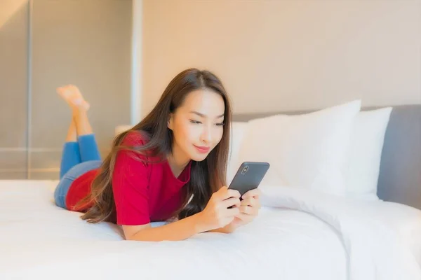 Porträt Schöne Junge Asiatin Benutzt Smartphone Auf Bett Schlafzimmer — Stockfoto