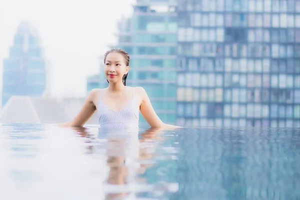 Retrato Bonito Jovem Asiático Mulher Relaxar Sorriso Lazer Redor Piscina — Fotografia de Stock