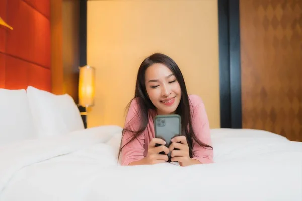 Retrato Hermosa Joven Mujer Asiática Uso Inteligente Teléfono Móvil Cama — Foto de Stock