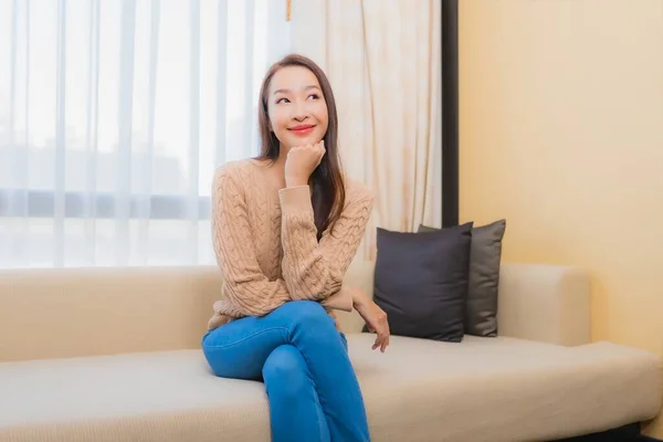 Retrato Bonito Jovem Asiático Mulher Relaxar Sorriso Feliz Sofá Decoração — Fotografia de Stock