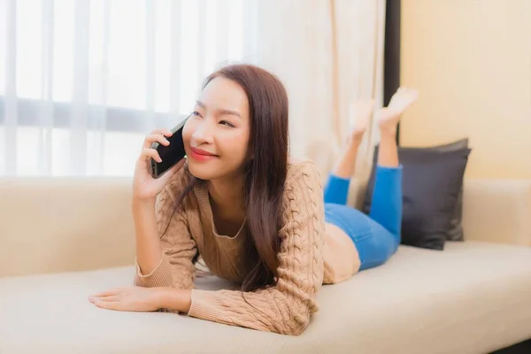 Retrato Hermosa Joven Mujer Asiática Relajarse Sonrisa Feliz Con Teléfono — Foto de Stock