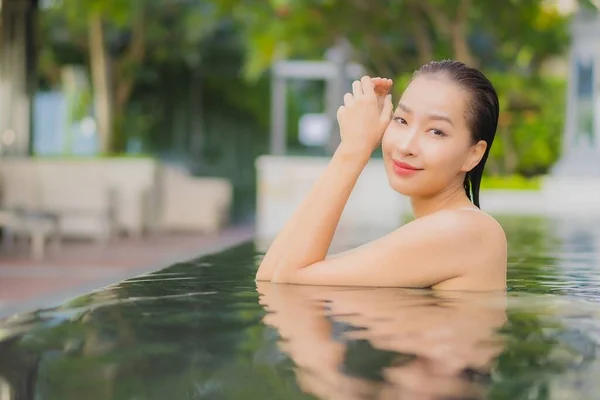 Retrato Hermosa Joven Mujer Asiática Relajarse Sonrisa Alrededor Piscina Aire —  Fotos de Stock