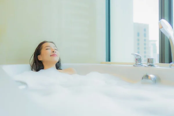 Retrato Bonito Jovem Asiático Mulher Sorriso Relaxar Banheira Interior Banheiro — Fotografia de Stock