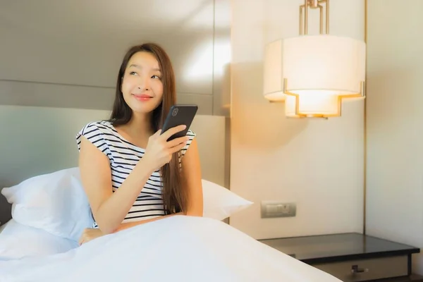 Porträt Schöne Junge Asiatin Benutzt Smartphone Auf Bett Schlafzimmer — Stockfoto