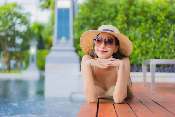 Retrato Bonito Jovem Asiático Mulher Relaxar Sorriso Redor Piscina Livre — Fotografia de Stock