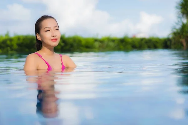 Retrato Bonito Jovem Asiático Mulher Relaxar Desfrutar Redor Piscina Livre — Fotografia de Stock