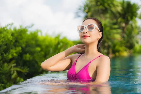 Retrato Hermosa Joven Mujer Asiática Relajarse Disfrutar Alrededor Piscina Aire — Foto de Stock