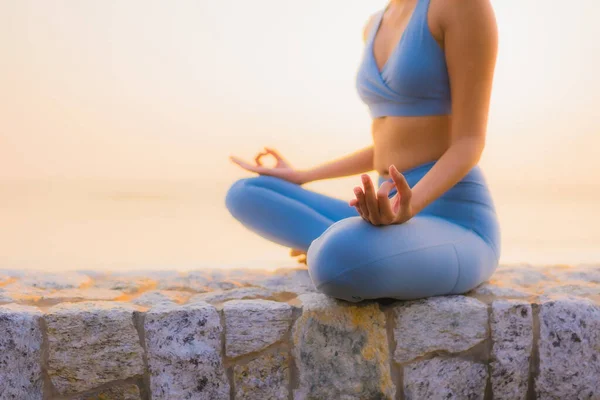 Retrato Joven Asiático Mujer Hacer Meditación Alrededor Mar Playa Océano — Foto de Stock