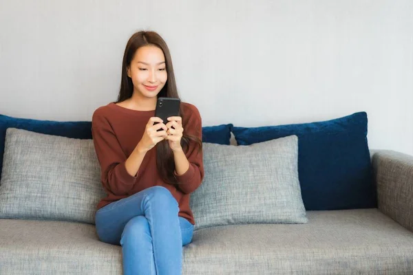 Porträtt Vacker Ung Asiatisk Kvinna Använder Smart Telefon Soffan Vardagsrummet — Stockfoto