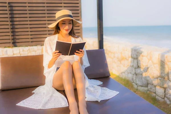 Retrato Joven Asiática Mujer Leer Libro Alrededor Playa Mar Océano —  Fotos de Stock