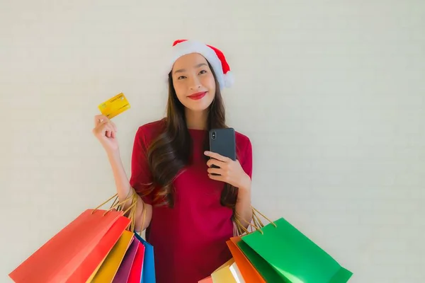 Porträt Schöne Junge Asiatische Frauen Tragen Weihnachtsmann Hut Mit Einkaufstasche — Stockfoto