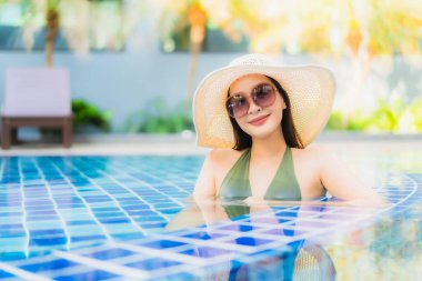 Güzel bir Asyalı kadın portresi. Tatilde dinlenmek için otel havuzunda dinleniyor.