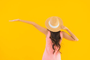 Güzel bir Asyalı kadın portresi mutlu bir gülümseme sarı izole edilmiş arka planda rahatla