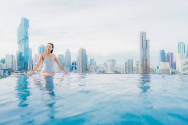 Güzel bir Asyalı kadın portresi. Rahatlayın. Mutlu bir gülümseme.