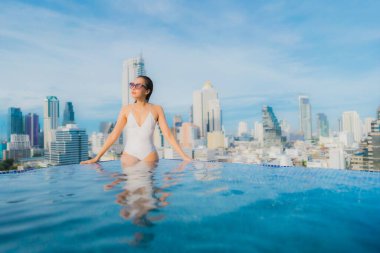 Güzel bir Asyalı kadın portresi. Rahatlayın. Mutlu bir gülümseme.