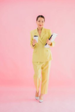 Güzel Asyalı iş kadını portresi renk arkaplanda bilgisayar bilgisayarı kullanıyor