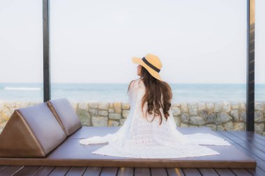 Genç Asyalı kadının portresi. Mutlu bir gülümseme. Deniz kıyısında tatil için rahatlayın.