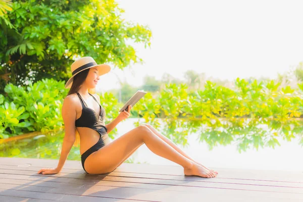 Retrato Hermosa Joven Mujer Asiática Relajarse Piscina Complejo Hotelero Para — Foto de Stock