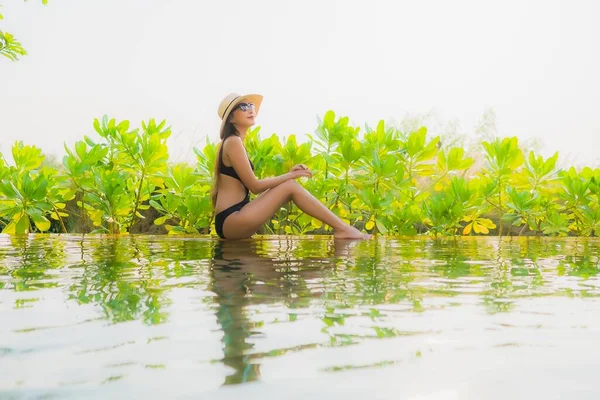 Retrato Hermosa Joven Mujer Asiática Relajarse Piscina Complejo Hotelero Para — Foto de Stock