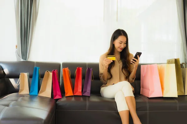 Retrato Hermosa Mujer Asiática Joven Compras Línea Con Tarjeta Crédito — Foto de Stock