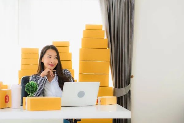 Portret Mooie Jonge Aziatische Zakenvrouw Werk Vanuit Huis Met Laptop — Stockfoto