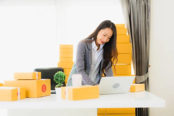 Portret Mooie Jonge Aziatische Zakenvrouw Werk Vanuit Huis Met Laptop — Stockfoto