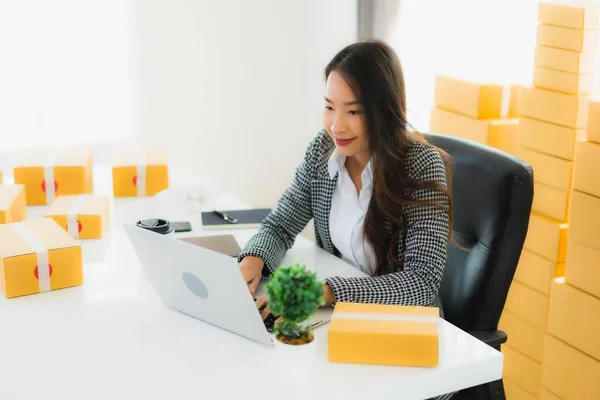 Portret Mooie Jonge Aziatische Zakenvrouw Werk Vanuit Huis Met Laptop — Stockfoto