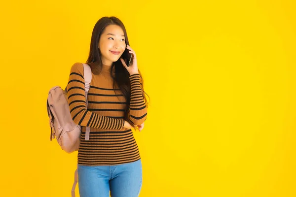 Retrato Bela Jovem Mulher Asiática Com Bagpack Usar Telefone Celular — Fotografia de Stock