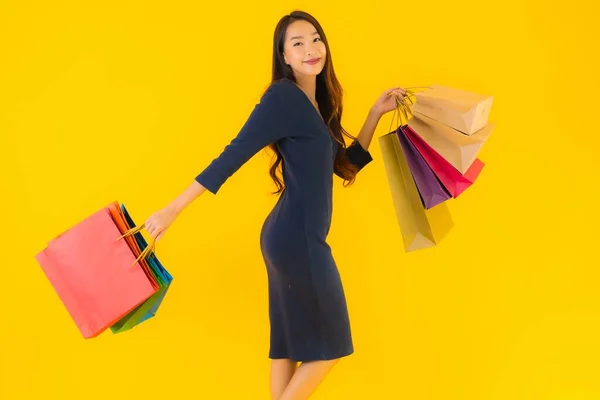 Porträtt Vacker Ung Asiatisk Kvinna Med Färgglada Shoppingväska Gul Isolerad — Stockfoto