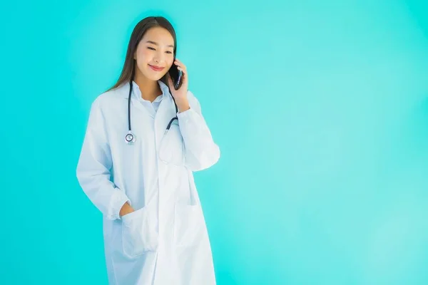 Retrato Hermosa Joven Asiática Médico Mujer Uso Móvil Inteligente Teléfono — Foto de Stock