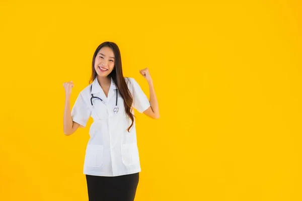 Retrato Hermosa Joven Asiática Médico Mujer Sonrisa Feliz Trabajo Hospital — Foto de Stock
