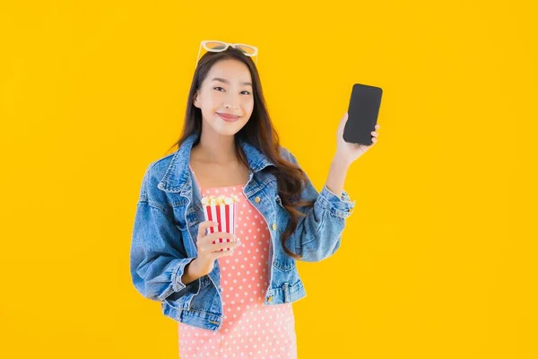 Porträtt Vacker Ung Asiatisk Kvinna Njuta Glad Med Telefon Popcorn — Stockfoto