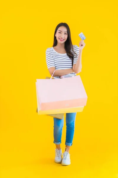 Retrato Hermosa Joven Mujer Asiática Con Colorido Bolso Compras Tarjeta — Foto de Stock