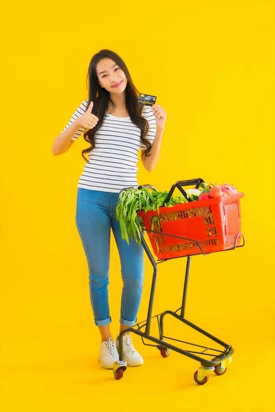 Retrato Bonito Jovem Asiático Mulher Compras Carrinho Supermercado Com Cartão — Fotografia de Stock