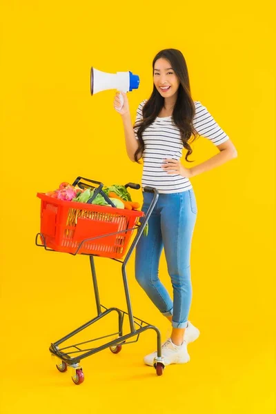 Retrato Bela Jovem Asiático Mulher Com Supermercado Cesta Carrinho Megafone — Fotografia de Stock