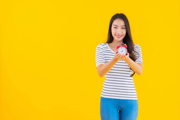 Retrato Bonito Jovem Asiático Mulher Mostrar Relógio Alarme Amarelo Isolado — Fotografia de Stock